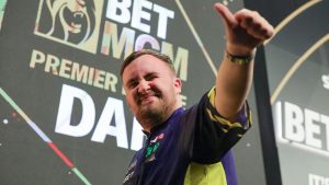 Darts de la Premier League: Nathan Aspinall termina las esperanzas de Michael Van Gerwen de llegar a la tarde final cuando Luke Littler vence a Luke Humphries en Sheffield