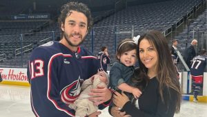 La esposa de Johnny Gaudreau, Meredith, reacciona al Equipo de EE. UU. Hanging Johnny’s No. 13 en el vestuario en el curso de los mundos continuos