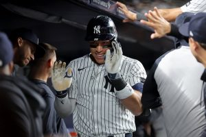 Aaron mediate, y el creciente se enfrentan a los Yankees tambaleándose