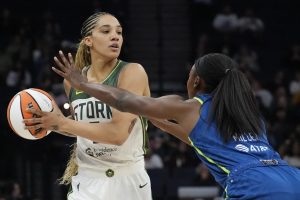 Courtney Williams vierte 23 mientras Lynx ayuda a la tormenta a vivir invicto