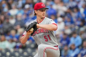 Ex Royal Brady Singer lanza a los rojos más allá de su gentil tripulación
