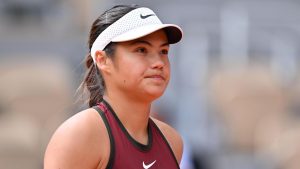 Lanzamiento francés: Emma Raducanu noqueó a Roland-Garros después de la paliza de IGA Swiatek