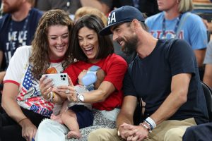 La mitad más alta de Michael Phelps, la recompensa de los montones de Nicole en el gesto sincero de Allison Schmitt, en medio de Japan Getaway
