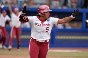 Ella Parker llega a Pastor-Off HR, Oklahoma sobrevive a Tennessee en WCWS