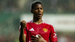 Manchester United Rally para vencer a Hong Kong 3-1 como calificaciones de Chido Obi dos veces en postemporada agradable