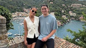La prometida de Sam Montembeault, Daryanne Ayotte, disfruta de la comida para llevar del exclusivo restaurante Jap-Peruvian Fusion