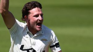 Campeonato del condado: Nathan Smith lleva a Surrey a recibir el nombre dominante como el nombre extenso de Sussex Jofra Archer frustrado