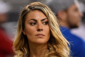 Amanda Balionis se pone un bikini azul mientras disfruta de “Vibras de la temporada de verano” en la piscina