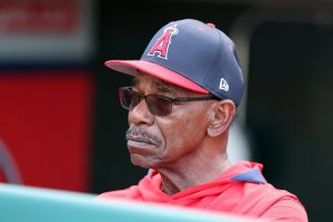 El gerente de los Angelinos, Ron Washington (correctamente) fuera) para el ocio de la temporada