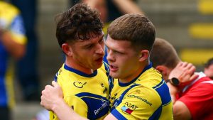 Liga inmensa: Warrington Wolves impulsan las esperanzas de play-off con el salvamento sobre el Hull FC; Dragones de los catalanes Rapas de siete partidos de siete