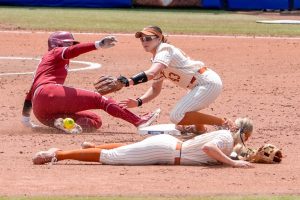 Texas derriba a Oklahoma para venir a las semifinales de WCWS