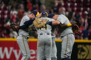 Roundup de MLB: los cerveceros mordising rojos, urgente ganar carrera a 8