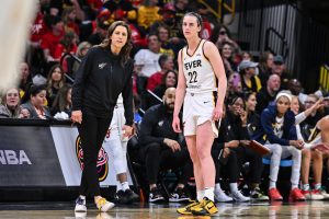 “She Loves Steph SM” – Los fanáticos de la fiebre adoran la banda de amistad de Caitlin Clark sustituyendo a la entrenadora Stephanie White