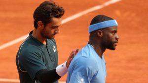 Abierto de Francia: Carlos Alcaraz golpea a Tommy Paul mientras Lorenzo Musetti evita la descalificación de patear a la pelota en línea
