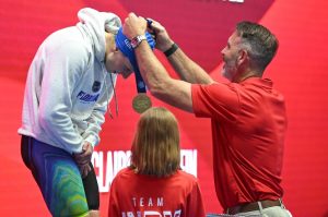 Katie Ledecky amenaza el lujo en el archivo mundial en los campeonatos de natación estadounidenses