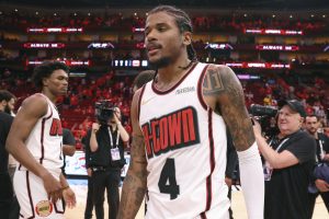 “Representa tus uñas y te atacó a un hombre afrutado” – Los seguidores de la NBA reaccionan como Jalen sin experiencia seguidores con Dennis Rodman Tattoo después de la derrota de los playoffs