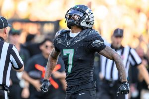 Informes: Oregon WR Evan Stewart se lesionó, temporada en duda