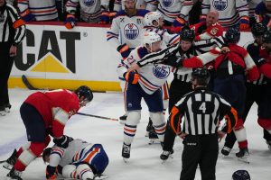 “Infeliz oficiando”, “Wes McCauley particular”: los seguidores de la NHL reaccionan a grandes 140 minutos de penalización total reunidos en Oilers vs Panthers Juego 3 SCF