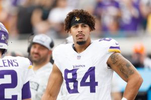 Los vikingos Te Josh Oliver firman 3-300 y sesenta y cinco días de extensión