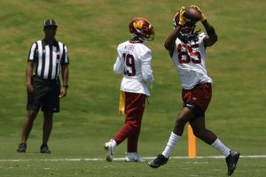 Informes: Comandantes WR Noah Brown Hurt en algún nivel de taladro de minicampamento