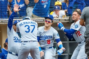 La explosión de tres hilos de Teoscar Hernández lleva a los Dodgers Padres anteriores
