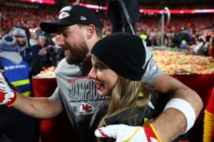 “NHL determinado para el grupo demográfico femenino”: seguidores de hockey en Taylor Swift y Travis Kelce asistiendo al Juego 4 de la final de la Copa Stanley en Florida