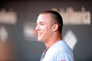 Mike Trout muestra su reacción objetiva ante el robo de rastreo de vivienda duradera en oposición a los orioles, rindiendo homenaje a Torii Hunter en oposición a Barry Bonds