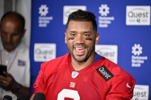 Russell Wilson elogia la camaradería ‘asombrosa’ de los gigantes