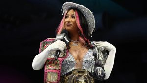 AEW Persona significativa Mercedes Moné (FKA Sasha Banks) deja caer en broma una pista amplia en la carrera nueva de carrera