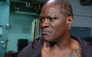R-Truth tiene un calentamiento de la confrontación de la cortina con 40-300 y sesenta y cinco días campeones intercontinentales desgastados en SmackDown; Enorme partido provocado