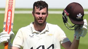 Campeonato del condado: Dom Sibley llega a Triple Ton como Surrey Back Up County Archives 820-9 contra Durham