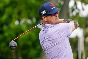 Zach Johnson se siente firme en casa en John Deere tradicional