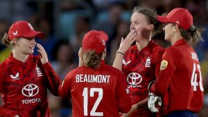 Inglaterra vs India: los anfitriones tienen una victoria delgada de cinco vías de cinco vías en la emocionante tercera mujer T20 World en Kia Oval