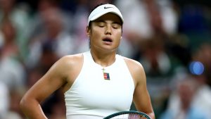 Wimbledon: Emma Raducanu golpeada por el mundo #1 Aryna Sabalenka cuando la velocidad de Brit termina con la derrota de tercera ronda