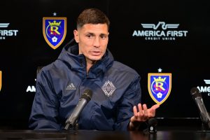 Whitecaps se ilumina compra en f damir kreilach
