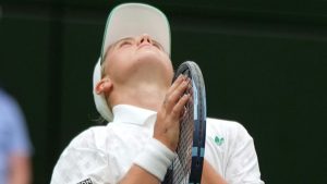 Los funcionarios de Wimbledon se disculpan con los jugadores ávidos después de que las habilidades de llamas de línea se apagaran en mal funcionamiento en el expediente central de la corte
