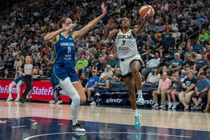 Lynx mejora a 11-0 en la vivienda con cese de recuperación sobre el cielo