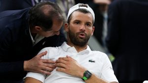 Wimbledon: Jannik Sinner sobrevive a un miedo montañoso cuando Grigor Dimitrov se retira herido mientras el mundo principal no 1 por dos sets