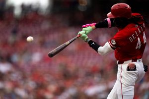 Andrew Abbott lidera a los rojos que luchan contra los marlins