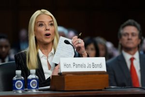 DOJ demanda a California por la participación de los atletas trans