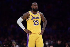 NBA Insider revela cuatro grupos que intentaron comerciar por LeBron James