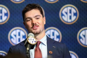 GF Skyler Marshall de Jackson Arnold tiene una respuesta saludable para 3 frases a Auburn QB Main The Podium en SEC Media Days