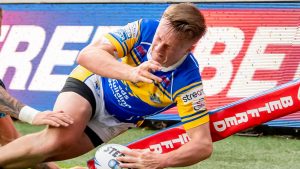 Leeds Rhinos 42-6 Salford Red Devils: Alfie Edgell Treble ayuda a la facilidad de aspecto de Brad Arthur para acumular la tremenda liga acumulada