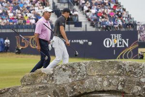 Analista de golf Ian Baker-Finch retirándose de CBS