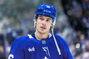 “¿Por qué es pacífica en Canadá? Debería GTFO”: los seguidores de Leafs iran en Mitch Marner tomando fotos Seguir en Vegas Threads en Muskoka Rink