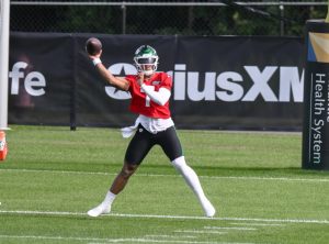 QB Justin Fields sostiene el dedo del pie dislocado en el campamento