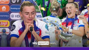 Chloe Kelly presenta ayuda a los críticos después de protagonizar la final de la Eurocopa 2025 contra España