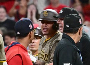 Cardenales, Padres enredos en el final de la lucha secuencia de cuatro recreaciones