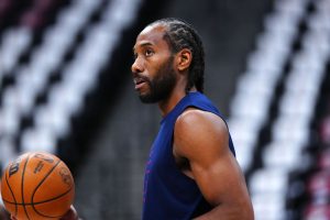 “Ya reclutando el próximo Jokic”: los fanáticos de la NBA reaccionan a Kawhi Leonard pasando y riendo con 7’1 Yang Hansen