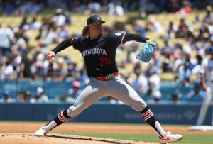Los tigres fabrican RHP Chris Paddack de gemelos